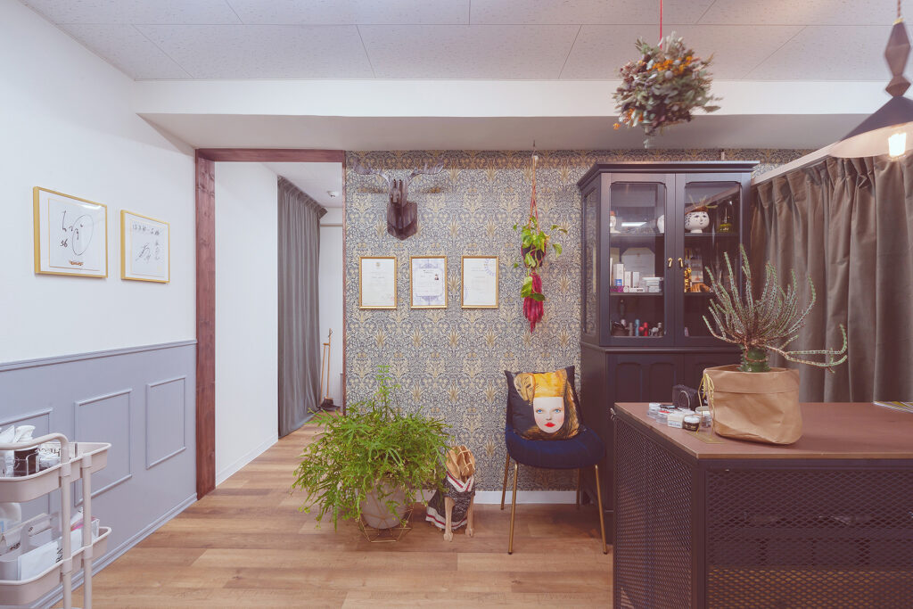 NAIL SALON